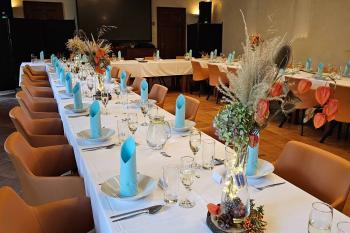 Svatba na Zámku - stolování - modré barvy